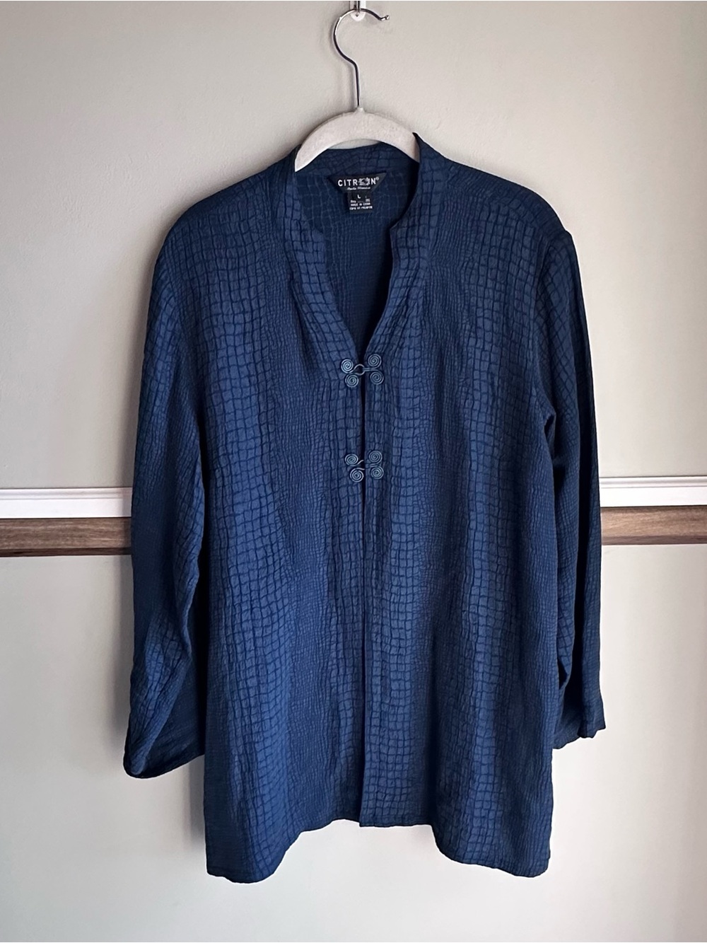 CITRON Santa Monica Blue Crinkle 100% Silk Frog Knot Button Blouse